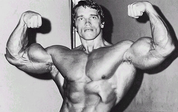 Arnold_Schwarzenegger pumping up W8